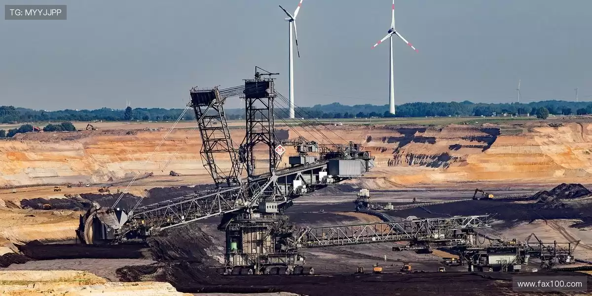 🌾 在稻田翻土时，🐄 挖掘机灵巧地转动，轻松应对复杂地形